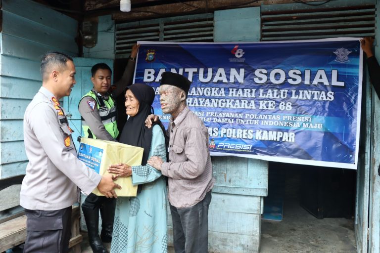 Jelang Hari Lalu Lintas Bhayangkara ke 68, Kapolres Kampar Berikan Bantuan Sosial Kepada Kaum Rentan